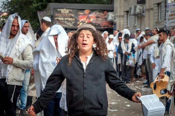 Genç hasid Hacı kalabalık şehrin sokak üzerinde. Uman, Ukrayna - 21 Eylül 2017: tatil Rosh Hashanah, Yahudi yeni yılı. — Stok fotoğraf
