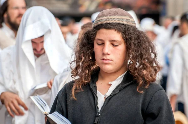 Joven peregrino hasid en la multitud en la calle de la ciudad. Uman, Ucrania - 21 de septiembre de 2017: día de fiesta Rosh Hashaná, Año Nuevo judío . — Foto de Stock