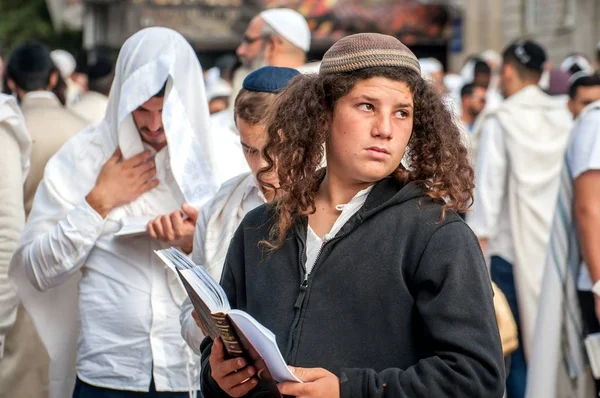 Fiatal hasid zarándok a tömegben a város utcáján. Uman, Ukrajna - 2017. szeptember 21.: holiday Ros hásáná, zsidó újév. — Stock Fotó