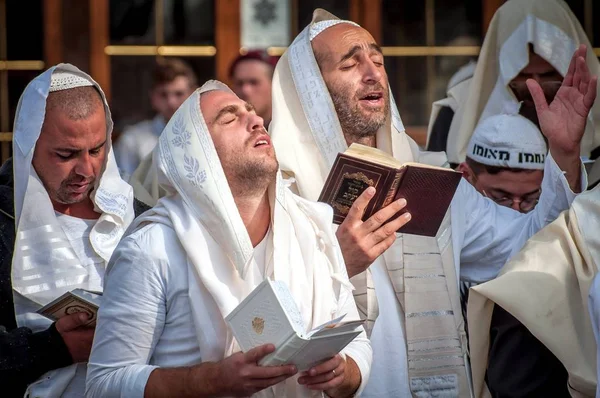 Oración. Hasids peregrinos en ropa tradicional. Uman, Ucrania - 21 de septiembre de 2017: Festival Rosh-ha-Shana, Año Nuevo judío . — Foto de Stock