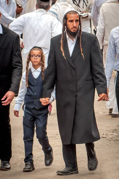Babası oğlunu elinden tutup yol açar. Hasidim hacı. Uman, Ukrayna - 21 Eylül 2017: Rosh Hashanah, Yahudi yeni yılı.