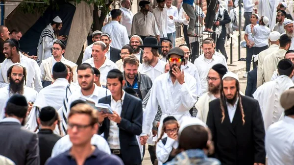 Hasids peregrinos em roupas tradicionais. Uman, Ucrânia - 21 de setembro de 2017: Férias Rosh hashanah, Ano Novo Judaico . — Fotografia de Stock