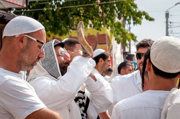 Yahudi hasid Shofar darbeler. Uman, Ukrayna - 21 Eylül 2017: Rosh Hashanah, Yahudi yeni yılı.