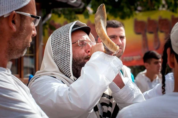 Yahudi hasid Shofar darbeler. Uman, Ukrayna - 21 Eylül 2017: Rosh Hashanah, Yahudi yeni yılı.