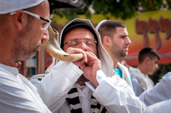 Yahudi hasid Shofar darbeler. Uman, Ukrayna - 21 Eylül 2017: Rosh Hashanah, Yahudi yeni yılı.