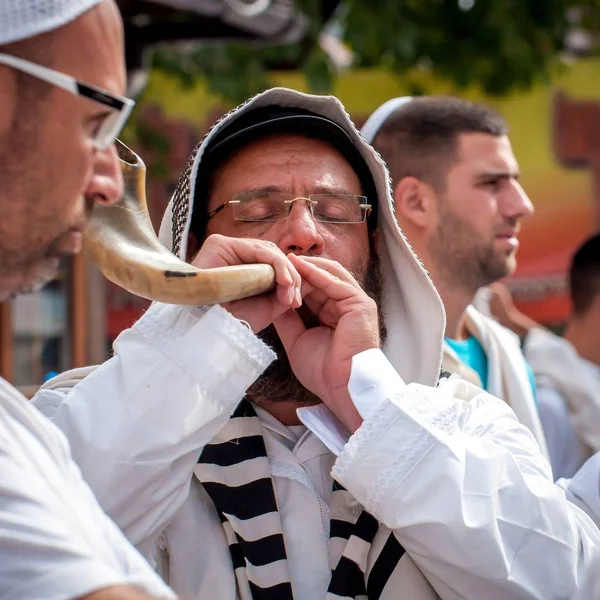 Yahudi hasid Shofar darbeler. Uman, Ukrayna - 21 Eylül 2017: Rosh Hashanah, Yahudi yeni yılı.