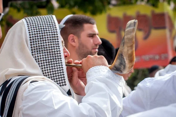 Yahudi hasid Shofar darbeler. Uman, Ukrayna - 21 Eylül 2017: Rosh Hashanah, Yahudi yeni yılı.