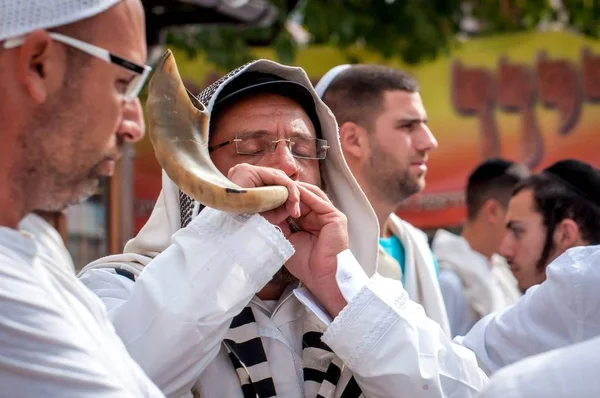Yahudi hasid Shofar darbeler. Uman, Ukrayna - 21 Eylül 2017: Rosh Hashanah, Yahudi yeni yılı.
