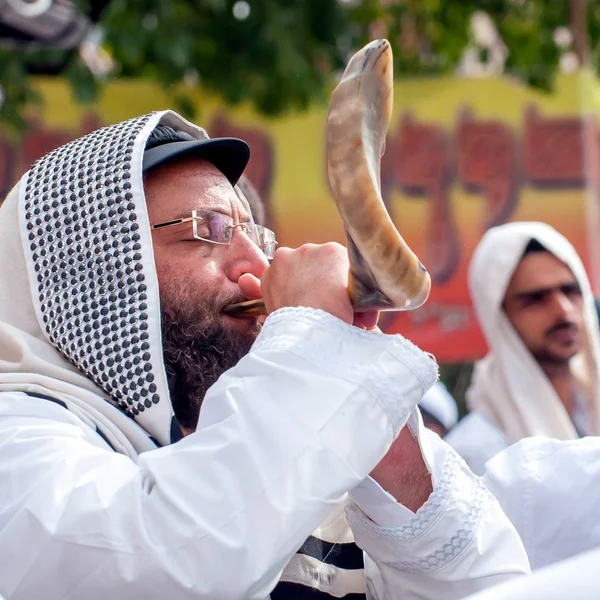 Yahudi hasid Shofar darbeler. Uman, Ukrayna - 21 Eylül 2017: Rosh Hashanah, Yahudi yeni yılı.
