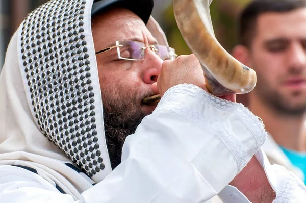 Yahudi hasid Shofar darbeler. Uman, Ukrayna - 21 Eylül 2017: Rosh Hashanah, Yahudi yeni yılı.