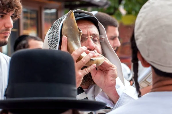 Yahudi terburu-buru pukulan Shofar. Uman, Ukraina - 21 September 2017: Rosh Hashanah, Tahun Baru Yahudi . — Stok Foto
