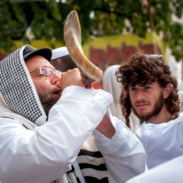 Εβραϊκό hasid φυσά σοφάρ. UMAN, Ουκρανία - 21 Σεπτεμβρίου 2017: Ρος Χασανά, Εβραϊκές νέο έτος. — Φωτογραφία Αρχείου