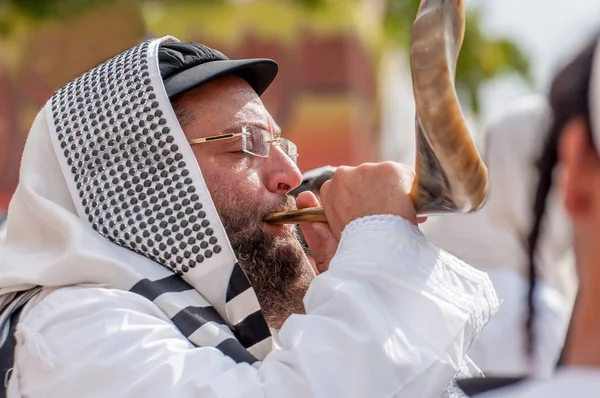 Εβραϊκό hasid φυσά σοφάρ. UMAN, Ουκρανία - 21 Σεπτεμβρίου 2017: Ρος Χασανά, Εβραϊκές νέο έτος. — Φωτογραφία Αρχείου