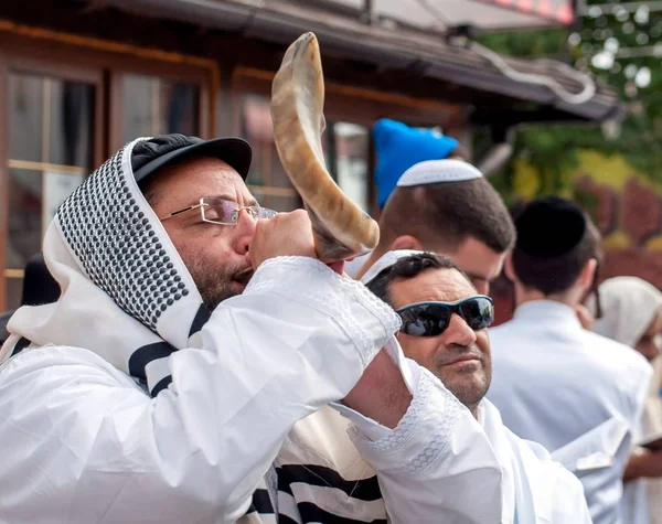 Yahudi hasid Shofar darbeler. Uman, Ukrayna - 21 Eylül 2017: Rosh Hashanah, Yahudi yeni yılı.