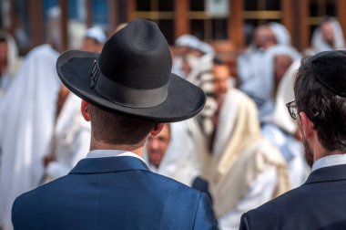 Geleneksel Yahudi şapka şapka ve Kipa iki yetişkin Hasidim. Hasidim duası.