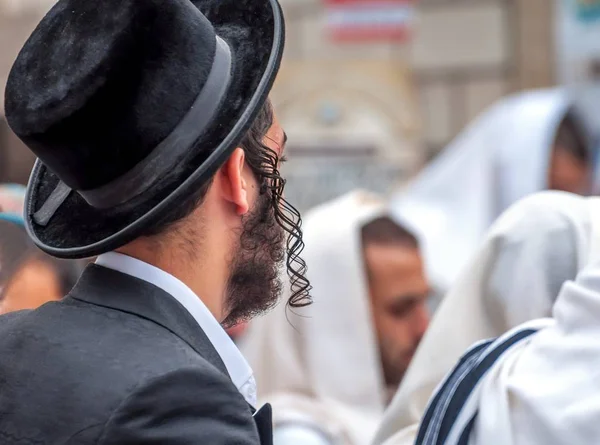 Um Hasid adulto em um chapéu tradicional e com payos longos. Oração de Hasidim . — Fotografia de Stock