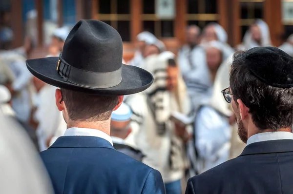 Két felnőtt Kiskörút hagyományos zsidó fejdísz, kalap és a sábeszdeklit. Ima a Kiskörút. — Stock Fotó