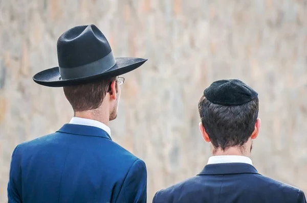 Due chassidim adulti in copricapi ebrei tradizionali cappello e kippah. Preghiera di Hasidim . — Foto Stock