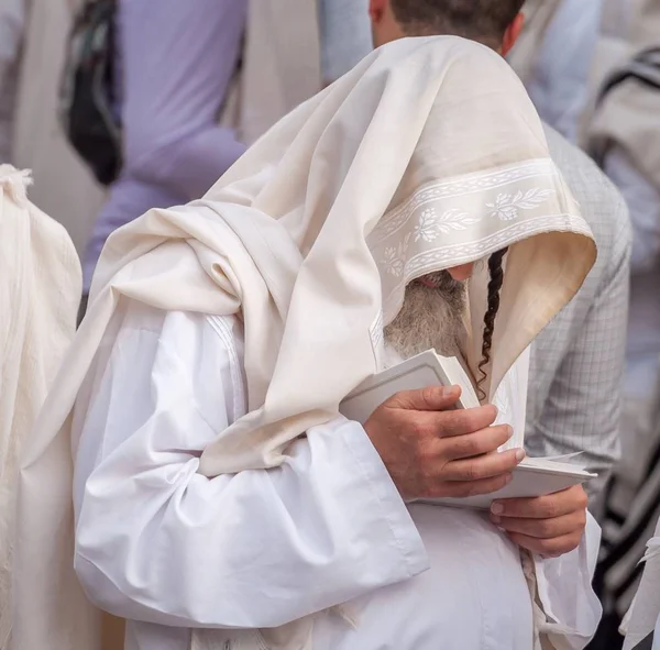 Православный хасидский еврей молится в праздничном халате и талите . — стоковое фото