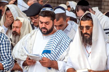 Kitle dua. Hasid hacılar geleneksel giysiler içinde. Tallith - Yahudi dua şal. Uman, Ukrayna - 21 Eylül 2017: Rosh Hashanah, Yahudi yeni yılı.