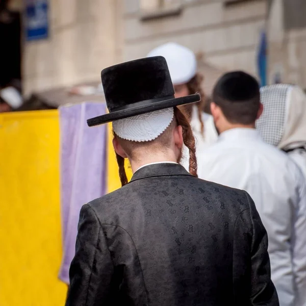 Hasid i en traditionell hatt på gatan i en folkmassa av pilgrimer. Uman, Ukraina - 21 September 2017: Rosh Hashanah, judiska nyåret. — Stockfoto