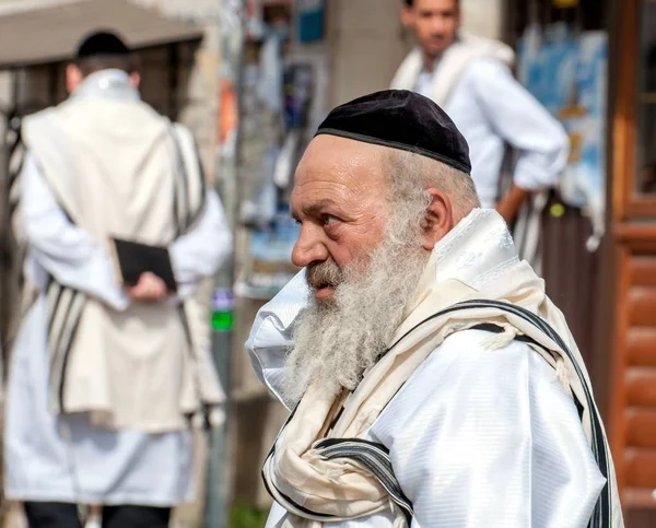 朝圣者 Hasids 在传统的衣服。Tallith-犹太祈祷披肩。乌曼，乌克兰-2017 年 9 月 21 日： Rosh 公顷夏娜节日，犹太新年. — 图库照片