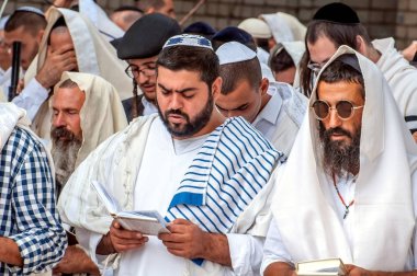 Kitle dua. Hasid hacılar geleneksel giysiler içinde. Tallith - Yahudi dua şal. Uman, Ukrayna - 21 Eylül 2017: Rosh Hashanah, Yahudi yeni yılı.
