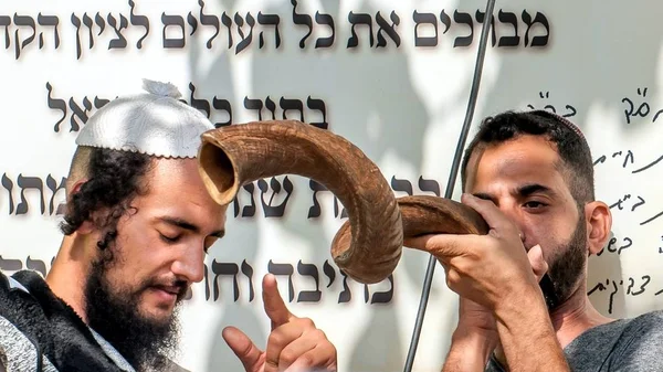 犹太 hasid 吹羊角。乌曼，乌克兰-2017 年 9 月 21 日： 犹太新年，犹太新年. — 图库照片