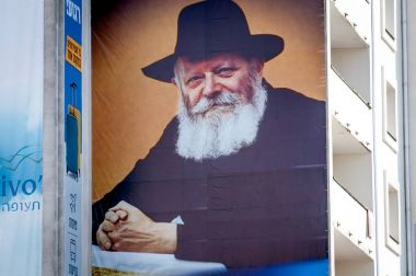Büyük bir afiş bir çok katlı bina. Tsadik Nachman portresi. Uman, Ukrayna - 21 Eylül 2017: Rosh Hashanah, Yahudi yeni yılı.