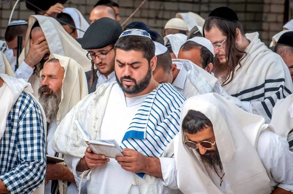 Kitle dua. Hasid hacılar geleneksel giysiler içinde. Tallith - Yahudi dua şal. Uman, Ukrayna - 21 Eylül 2017: Rosh Hashanah, Yahudi yeni yılı.