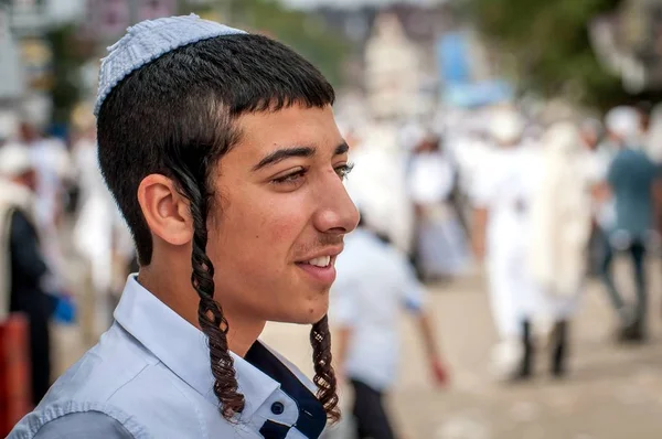 Joven hasid en un kippah tradicional en la calle en una multitud de peregrinos. Uman, Ucrania - 21 de septiembre de 2017: Rosh Hashaná, Año Nuevo judío . — Foto de Stock