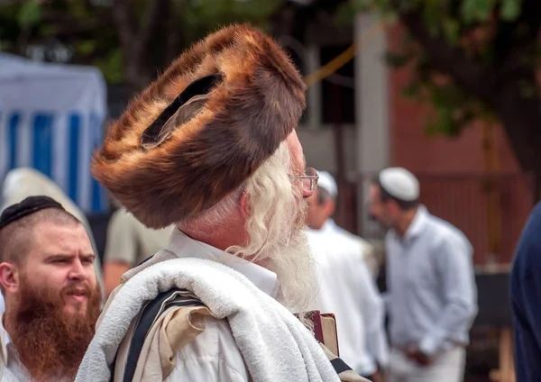 Hasid en el shtreimel casco tradicional en la calle en una multitud de peregrinos. Uman, Ucrania - 21 de septiembre de 2017: Rosh Hashaná, Año Nuevo judío — Foto de Stock