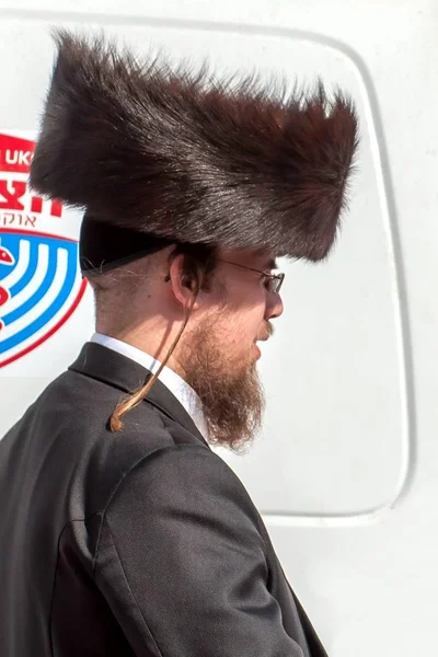 Hasid in the traditional headgear shtreimel. Uman, Ukraine - 21 September 2017: Rosh Hashanah, Jewish New Year — Stock Photo, Image