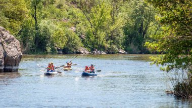 Rafting, Kayak. Spor malzemeleri sporcularda bir lastik şişme tekne yelken. Ekip çalışması. Aşırı spor.