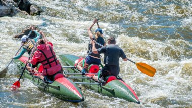 Rafting, Kayak. Sporcular spor malzemeleri içinde kaynar su akışı bir lastik şişme botla yelken. Ekip çalışması. Su sıçramalarına yakın çekim. Aşırı spor.