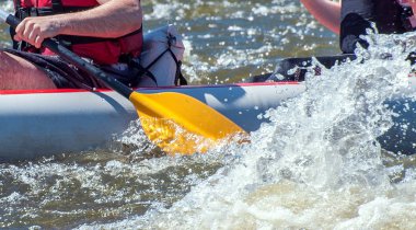 Rafting, Kayak. Su ile kürek görünümünü yakın çekim. Aşırı spor.