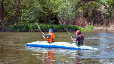 Myhiya, Ukrayna - 1 Mayıs 2018: Rafting ve Kano. İki sporcu bir lastik şişme tekne yelken. Ekip çalışması. Su sıçramalarına yakın çekim. Aşırı spor. Ekolojik su turizm.