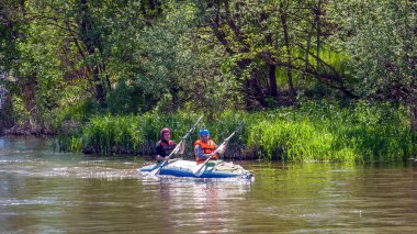 Myhiya, Ukrayna - 1 Mayıs 2018: Rafting ve Kano. İki sporcu spor malzemeleri bir lastik şişme tekne yelken. Ekip çalışması. Aşırı spor. Ekolojik su turizm.