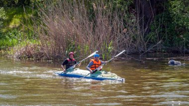 Myhiya, Ukrayna - 1 Mayıs 2018: Rafting ve Kano. İki sporcu spor malzemeleri bir lastik şişme tekne yelken. Ekip çalışması. Aşırı spor. Ekolojik su turizm.
