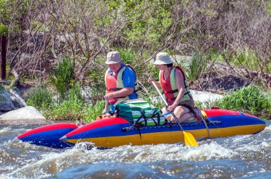 Myhiya, Ukrayna - 1 Mayıs 2018: Rafting ve Kano. Bir erkek ve bir kadın yaşta bir lastik şişme tekne yelken. Su sıçramalarına yakın çekim. Aşırı spor. Ekolojik su turizm.