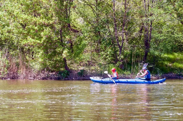 Myhiya, Ukrayna - 1 Mayıs 2018: Rafting ve Kano. İki sporcu spor malzemeleri bir lastik şişme tekne yelken. Ekip çalışması. Aşırı spor. Ekolojik su turizm. — Stok fotoğraf