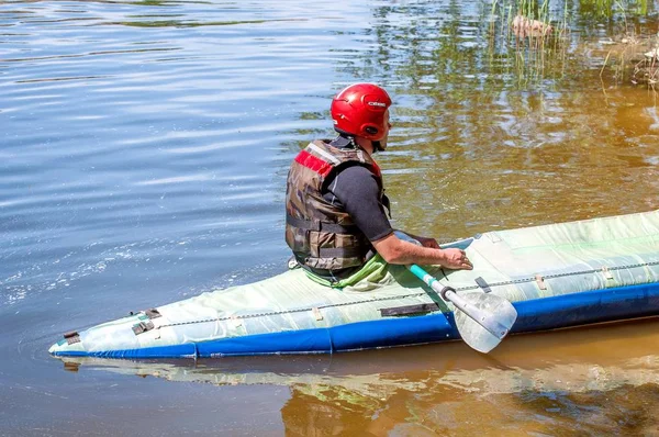 Myhiya, Ukraine - May 1, 2018: Rafting and kayaking. An athlete in sports equipment sits in a rubber inflatable boat. Extreme sport. Ecological water tourism. — Stock Photo, Image