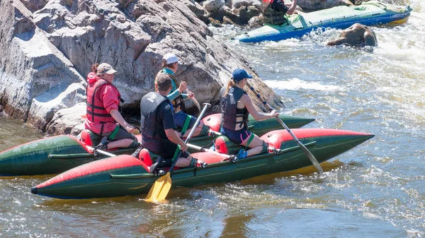 Myhiya, Ucrania - 1 de mayo de 2018: Rafting y kayak. Grupo de personas están navegando en un bote inflable de goma. Trabajo en equipo. Deporte extremo. Turismo ecológico del agua . —  Fotos de Stock