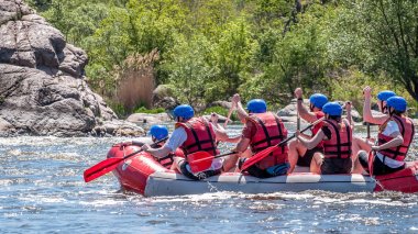 Rafting, Kayak. Aşırı spor. Ekolojik turizm su. Su ile kürek görünümünü yakın çekim. Bir grup insan ve bir çocuk bir lastik şişme tekne