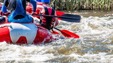 Rafting, Kayak. Aşırı spor. Ekolojik turizm su. Su ile kürek görünümünü yakın çekim