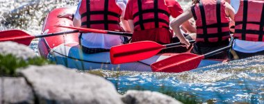 Rafting, Kayak. Aşırı spor. Ekolojik turizm su. Kürekleri görünümünü yakın çekim