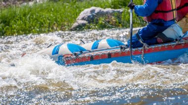 Rafting, Kayak. Aşırı spor. Ekolojik turizm su. Su ile kürek görünümünü yakın çekim