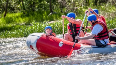 Myhiya, Ukrayna - 1 Mayıs 2018: Eğlence, ekolojik su turizm için yer. Rafting, Kayak. Su ile kürek görünümünü yakın çekim. Bir grup insan bir lastik şişme teknede bir çocukla