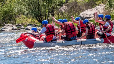 Myhiya, Ukrayna - 1 Mayıs 2018: Eğlence, ekolojik su turizm için yer. Rafting, Kayak. Su ile kürek görünümünü yakın çekim. Bir grup insan bir lastik şişme teknede bir çocukla