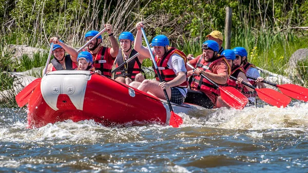 Myhiya, Ukrayna - 1 Mayıs 2018: Eğlence, ekolojik su turizm için yer. Rafting, Kayak. Su ile kürek görünümünü yakın çekim. Bir grup insan bir lastik şişme teknede bir çocukla